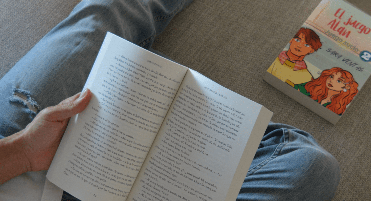 chico en vaqueros leyendo juego sucio