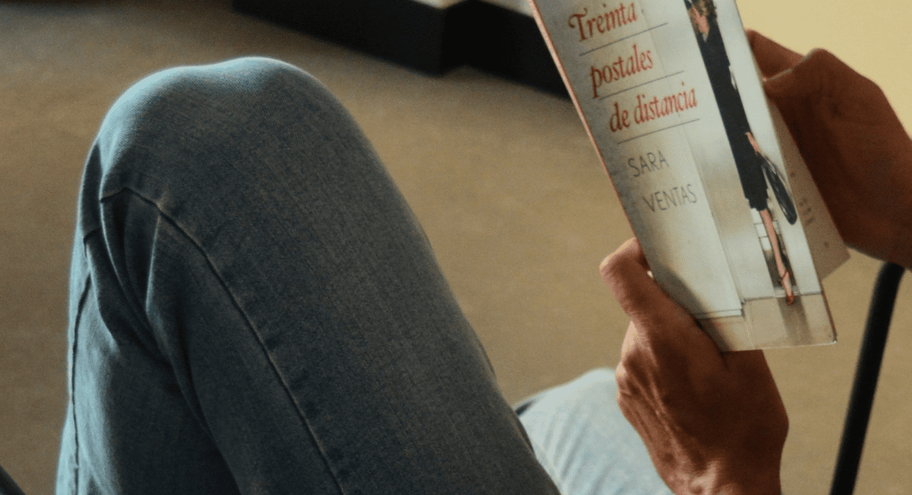 Chico leyendo un libro novela romántica, comedia romántica, Treinta postales de distancia